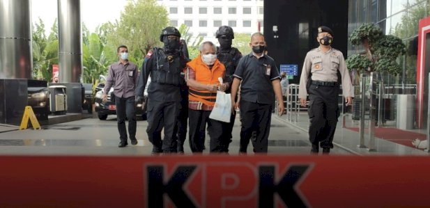 Bupati Mimika Eltinus Omaleng tiba di Gedung Merah Putih KPK