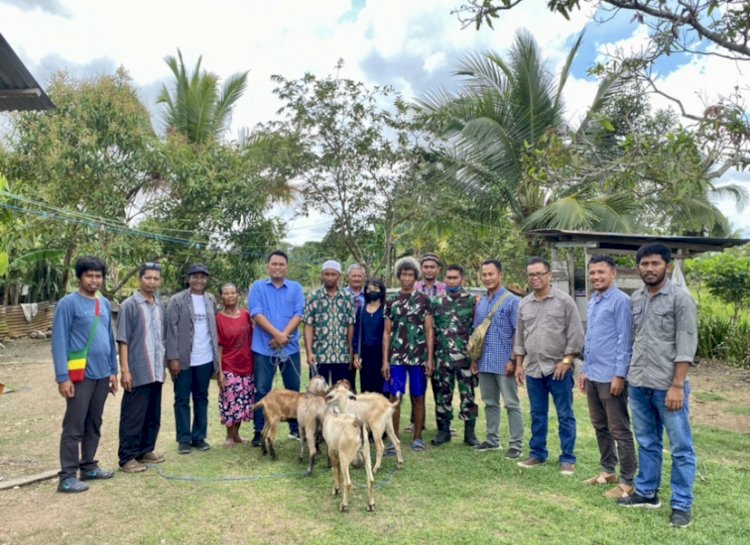 Dosen Jurusan Agribisnis Fakultas Pertanian Universitas Musamus Abdul Rizal, S,Pt.,M.P  bersama   Wakil Rektor 3 Bidang Kemahasiswaan,Yosehi Mekiuw, S.P.,M.Sc , dan Dekan Fakultas Pertanian Dr. Adrianus, S.P.,M.P, memberikan bibit ternak kambing berjumlah tiga ekor, kepada peternak Bapak Sunardi