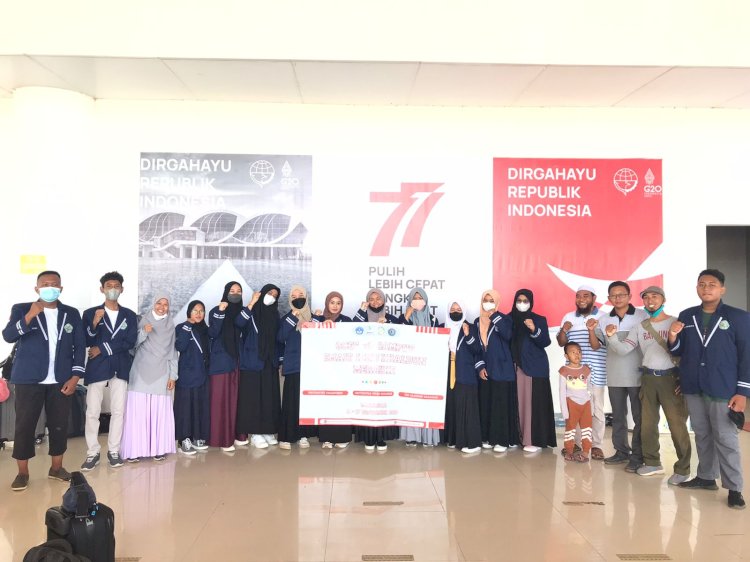 Para Siswa/i SMAIT Ibnu Khaldun Meruke saat akan berangkat untuk megikuti program SMAIT Goes To Campus di Makassar
