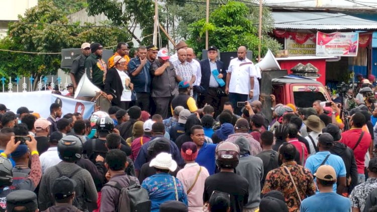 Usai membacakan pernyataan sikap tersebut, langsung diserahkan kepada DPR Papua, yang diterima langsung oleh Wakil Ketua I DPR Papua Yunus Wonda/ist