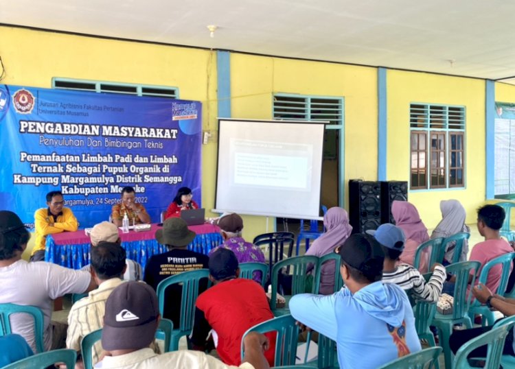 Dosen Agribisnis Dr. Ineke Nursih Widyantari, S. Pd., M. S saat menyampaikan materi Bimtek dan penyuluhan cara pembuatan pupuk organik kepada Warga Marga Mulya