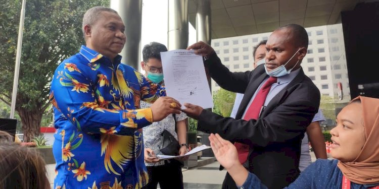 Kuasa hukum Gubernur Papua, Stefanus Roy Rening (kemeja biru) saat tunjukkan surat sakit di KPK/RMOL