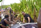 Heroik!!! Aksi PJ Bupati Mappi Dorong Speedboat Sulitnya Akses Transportasi Ke Distrik