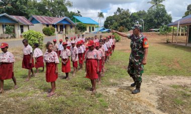 Babinsa Koramil 1711-02/MT Boven Digoel Berikan Materi Baris-Berbaris Anak Sekolah Dasar