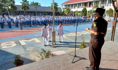 Jadi Pembina Upacara, Kejari Sorong Ingatkan Masa Sekolah Masa Menentukan Keberhasilan