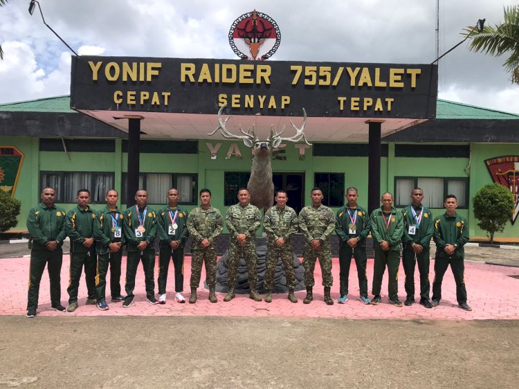 Danyon Raider 755/Yalet Kostrad Letkol Kunto Adi Setiawan didampingi para anggota berfoto bersama