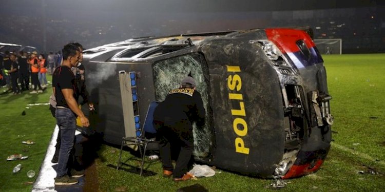 Sebuah mobil polisi di Stadion Kanjuruhan, Malang, Jawa Timur rusak akibat kerusuhan setelah pertandingan Arema FC vs Persebaya, Sabtu, 1 Oktober 2022/Net