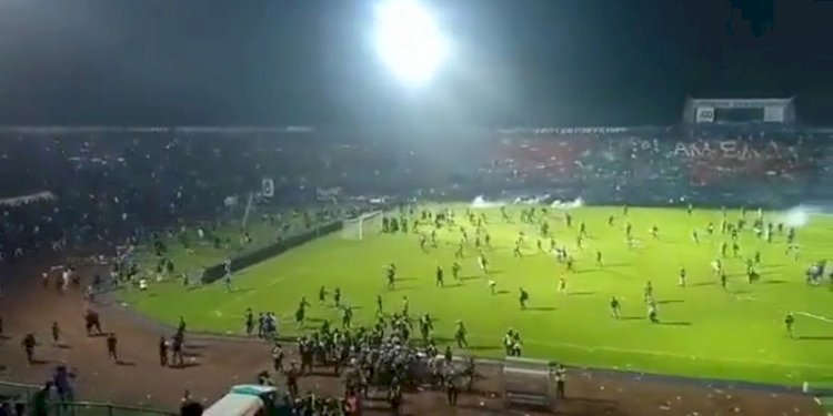 Tangkapan layar kerusuhan suporter yang terjadi di Stadion Kanjuruhan, Malang, Sabtu malam (1/10)/Rep
