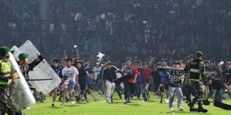 Kerusuhan di Stadion Kanjuruhan, Malang setelah pertandingan Arema FC vs Persebaya Surabaya/Net