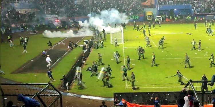Suasana kerusuhan di Stadion Kanjuruhan, Malang, Jawa Timur, Sabtu malam (1/10).