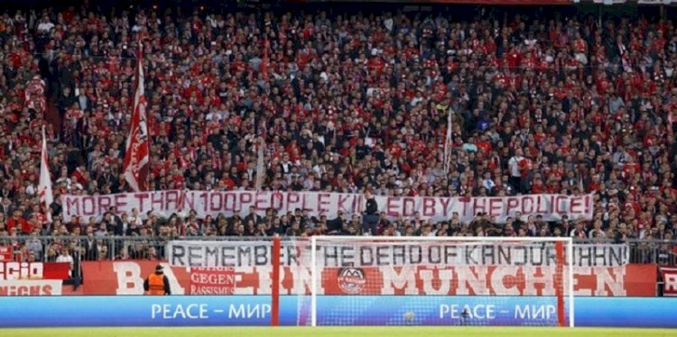 Suporter Bayern Muenchen bentangkan spanduk sebagai bentuk solidaritas pada para korban tragedi Kanjuruhan/Net