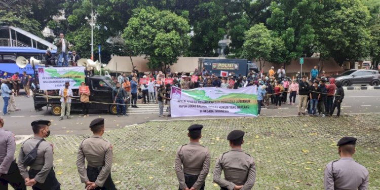 Mahasiswa dari Forum Solidaritas Mahasiswa Peduli Pembangunan Tanah Papua menggelar aksi demo di depan KPK RI/RMOL