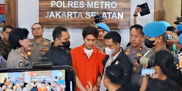 Rizky Billar (kemeja oranye) ditahan polisi karena ditetapkan tersangka KDRT/RMOLJakarta