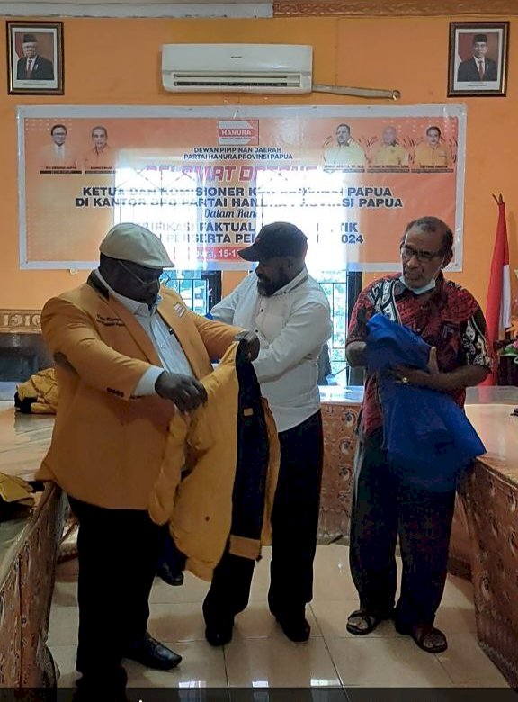 Ketua DPD Partai Hanura Papua, Kenius Kogoya saat memberikan jas Orange kepada keder baru yaitu Melkias Gombo dan  Karel Julians Thanem