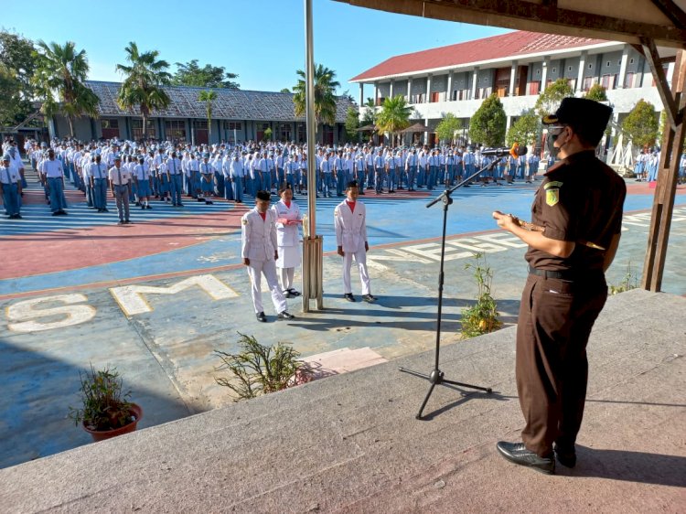 Kepala Kejaksaan Negeri Sorong, Muhammad Rizal menjadi pembina upacara di SMA Negeri 3 Kota Sorong