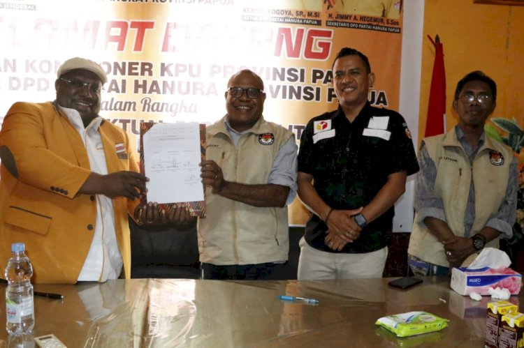 KPU Provinsi Papua dan Partai Hanura saat menunjukkan hasil verifikasi data faktual disaksikan Bawaslu Papua
