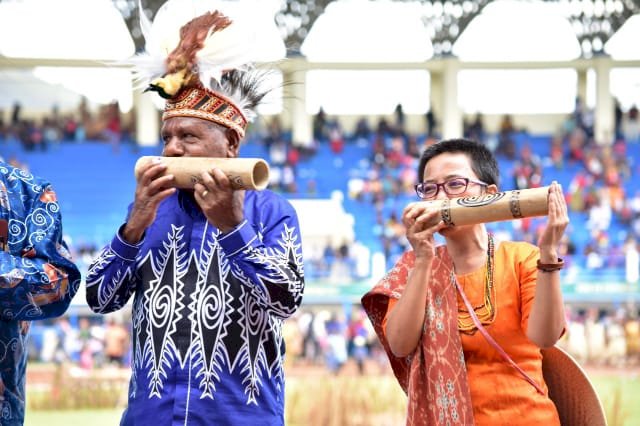 Sekretaris Jenderal AMAN, Rukka Sombolinggi bersama Ketua Panitia Nasional KMAN VI, Mathius Awoitauw saat meniup salah satu alat tiup dalam acara pembukaan KMAN/ ist MC-KMAN VI