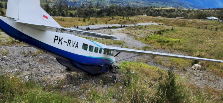 Bermuatan Bama dan 6 Unit Motor, Pesawat Reven Global Airtransport Tergelincir di Bandara Aminggaru, Puncak  Papua/ist