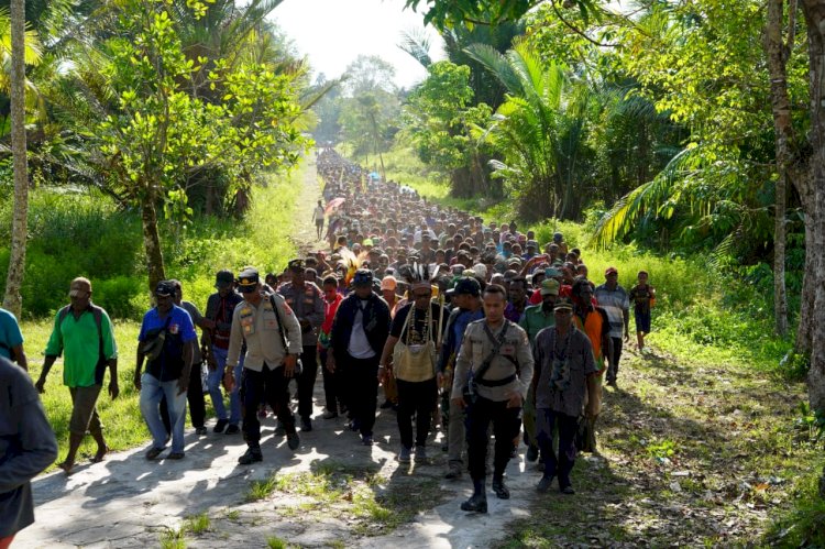 Bj Bupati Mappi Michael R. Gomar, S.STP M.Si  di iringi ribuan masyarakat