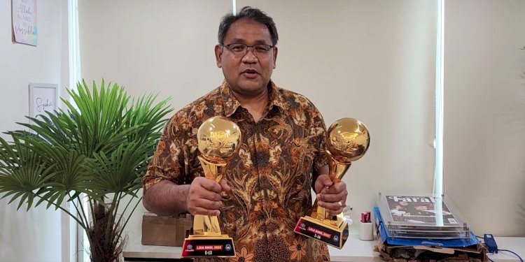 CEO RMOL Network Teguh Santosa menunjukkan trophy Liga RMOL 2022 untuk kategori U13 dan U16/Ist