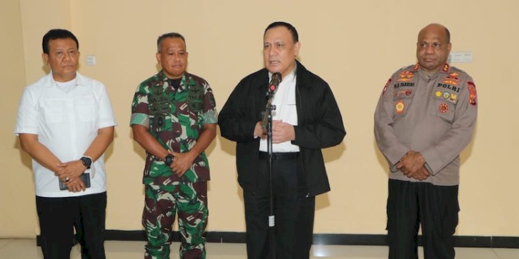 Ketua KPK Firli Bahuri (kedua dari kanan) saat tiba di Papua/RMOL
