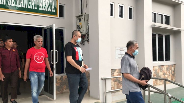 Kompol CB Perwira menegah pada Polres Sorong Kota tersangka dugaan penyalahgunaan narkotika dengan jenis sabu sabu dan dua tersangka lainnya saat digiring ke mobil tahanan
