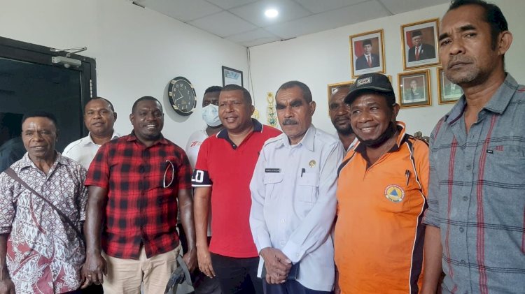 Tim Koalisi Deklator dan Presidium Pemekaran Provinsi Papua Barat saat menemui Plt. Sekda Kota Sorong yang juga merupakan Kepala Badan Kepegawaian, Karel Gifelem, membahas proses rekrutmen ASN Papua Barat Daya