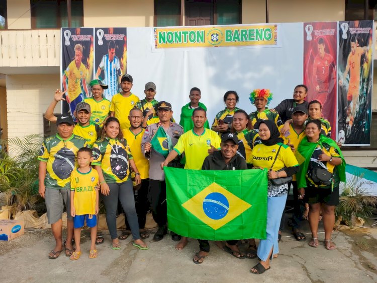 Fans Brasil Jayapura saat foto bersama dengan pihak kepolisian/ist