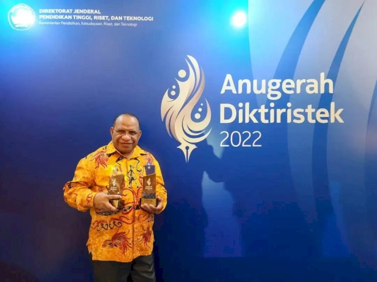 Rektor Unmus Drs. Dr..Beatus Tambaip,M.A saat menerima penghargaan pada Anugerah Diktiristek