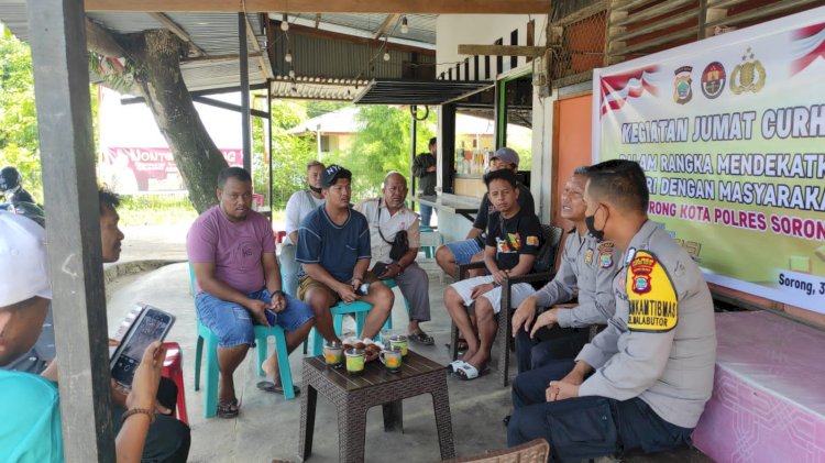 Kapolres Sorong Kota, Johannes Kindangen bersama KBO satbinmas dan pers Sat Binmas dikelurajan tersebut mendatangi kediaman salah satu tokoh masyarakat Aifat