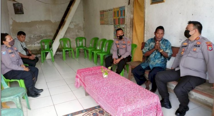 Kapolres Sorong Kota, AKBP Johannes Kindangen bersama KBO satbinmas dan pers Satninmas dikelurahan tersebut mendatangi kediaman salah satu tokoh masyarakat Aifat