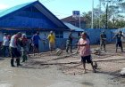 Babinsa Koramil Agats dan Masyarakat Kerja Bhakti Pengecoran