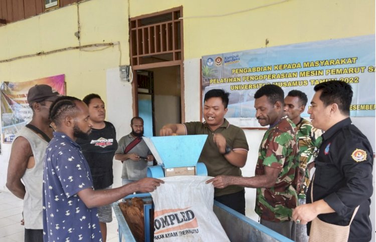 Tim Peneltian Unggulan Dosen Unmus saat menyerahkan mesin pemrut sagu kepada masyarakat kampung Kweel