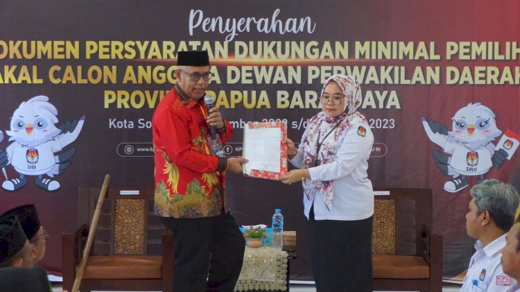 M. Sanusi Rahaningmas serahkan 2.536 berkas dokumen persyaratan bakal calon DPD RI kepada Plt KPUD Papua Barat Daya, Fatmawati