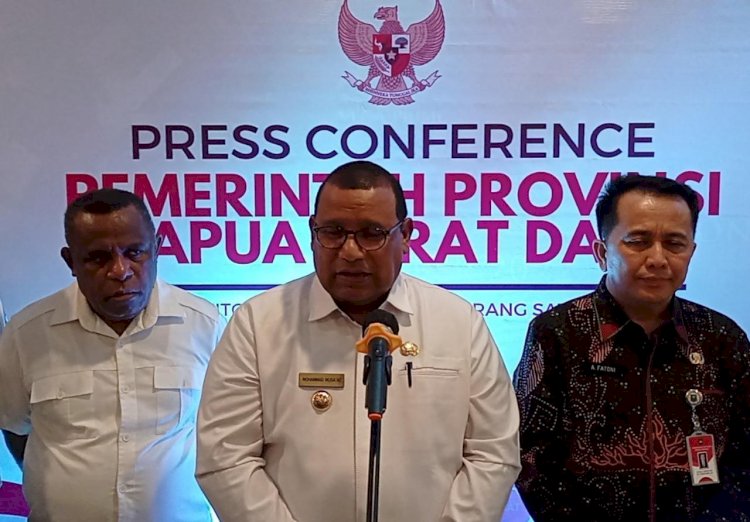 Penjabat Gubernur Papua Barat Daya, Muhammad Musa’ad di dampingi Dirjen Bina Keuangan Daerah Kementerian Dalam Negeri , Agus Fatoni, dan Pj Sekda Maybrat, Jhoni Way dalam konferensi persnya usai pembukaan Rapat Kerja Daerah (Rakerda) bersama Bupati dan Walikota se Provinsi Papua Barat Daya terkait sinkronisasi rencana pembangunan keuangan dan kepegawaian di lingkungan Pemerintah Provinsi PBD, di Hotel Vega, Rabu 4 Januari 2022