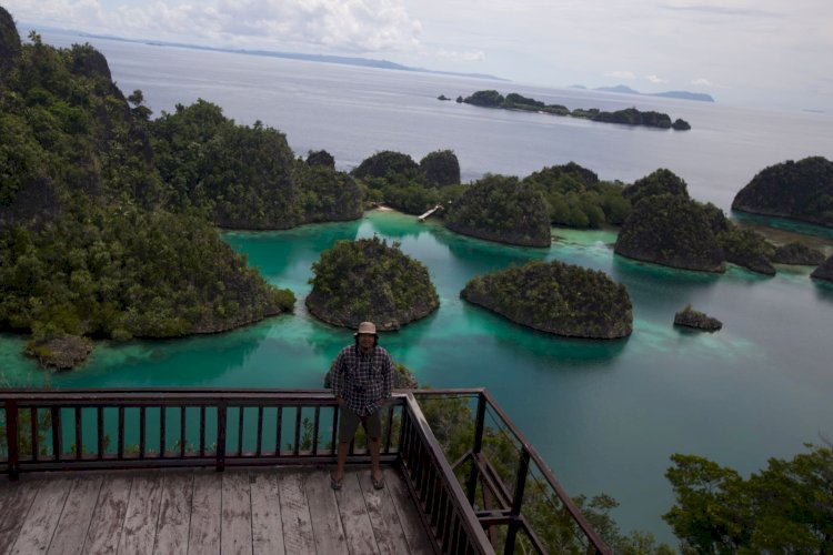 Salah satu icon wisata Geopark Painemo atau telaga bintang, Raja Ampat, Papua Barat Daya