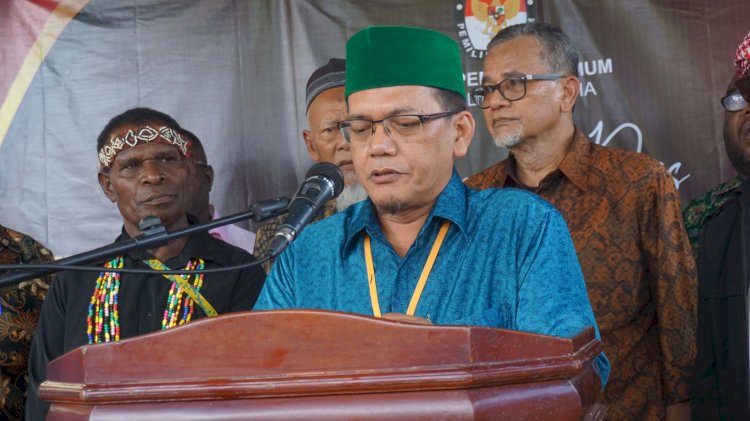 Hartono yang didampingi simpatisannya usai menyerahkan dukungan awal ke KPU Papua Barat Daya
