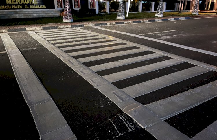 Terlihat zebra cros dengan cat yang yang blepotan di jalan brawijaya depan monumen kapsul waktu Merauke