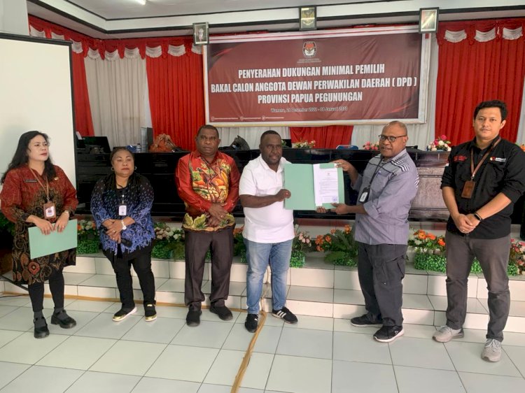 Desmon D. Wanimbo, saat menyerahkan persyaratan bakal calon DPD RI kepada KPU provinsi Papua Pengunungan/ist