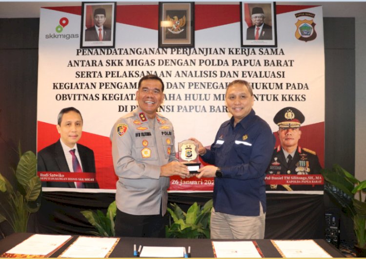 Kapolda Papua Barat, Irjen Pol Daniel TM Silitonga dan Tim SKK Migas dipimpin langsung oleh Deputi Dukungan Bisnis, Rudi Satwiko yang didampingi oleh Penasehat Komisi Pengawas (Komwas) SKK Migas, Irjen Pol (Purn) Adnas, Penasehat Ahli Kepala SKK Migas, Brigjen Pol Bambang Priyambadha, Kepala Perwakilan SKK Migas Wilayah Papua & Maluku, Subagyo, dan Vice President Sekertaris SKK Migas bersama jajaran. 