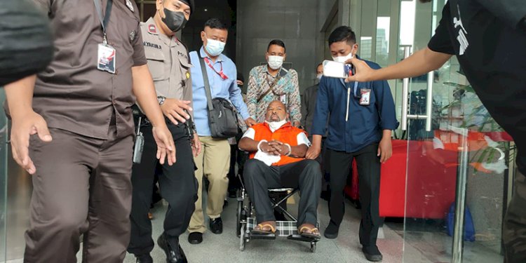Lukas Enembe duduk di kursi roda usai diperiksa tim penyidik KPK/RMOL