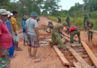 Personel TNI/Polri dan Masyarakat Bahu Membahu Perbaiki Jalan Rusak di Jagebob