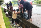 UKM Pramuka Unmus Rayakan HUT Merauke 121 Dengan Membersihkan Gorong-Gorong
