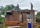 Babinsa Pos Ramil Jagebob Bantu Masyarakat Perbaiki Atap Rumah