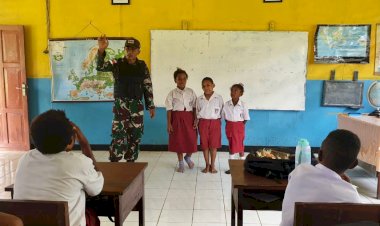 Tanamkan Rasa Cinta Tanah Air, Satgas Yonif 511/DY Ajari Anak-Anak Sekolah Hafalkan Lagu Nasional Di Papua