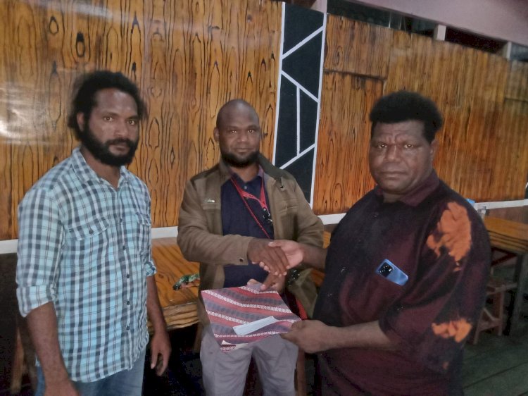 Koordinator KAPP Wilayah Papua Barat, Willem Asem menyerahkan Surat Keputusan (SK) Kamar Adat Pengusaha Papua (KAPP) Kabupaten Tambrauw ke Oskar Bame di SP 2 Kabupaten Sorong, Papua Barat Daya, Minggu 6 Januari 2023 