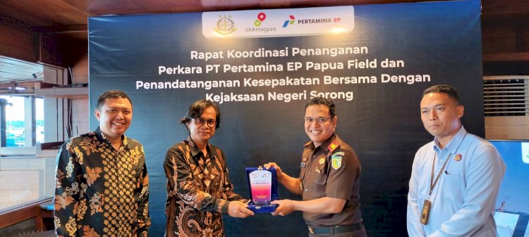 Kepala Kejaksaan Negeri Sorong Muhammad Rizal saat menerima cenderamata dari Manager Papua Field Muslim Nugraha bersama  tim General Manajer Pertamina EP Zona 14 Papua Field