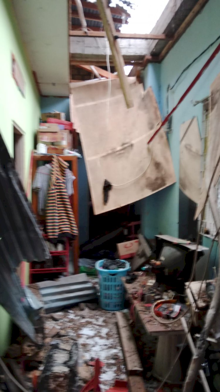 Salah satu rumah di Kota Jayapura terdampak gempa//ist
