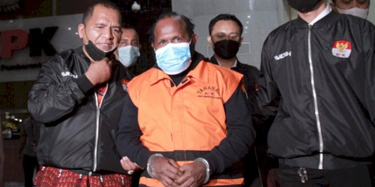  Bupati Mamberamo Tengah periode 2013-2018 dan 2018-2023, Ricky Ham Pagawak mengenakan rompi tahanan KPK/RMOL
