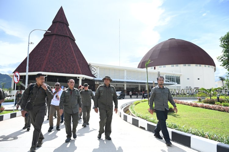 Wakil Kepala Badan Intelijen Negara (BIN), Letjen TNI (Purn) Teddy Lhaksmana Widya Kusuma meninjau persiapan peresmian gedung Papua Youth Creative Hub (PYCH) di Jayapura